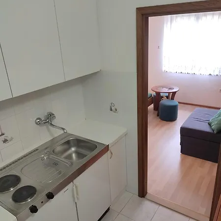 Glavinovic - Near And Center, Free Parking